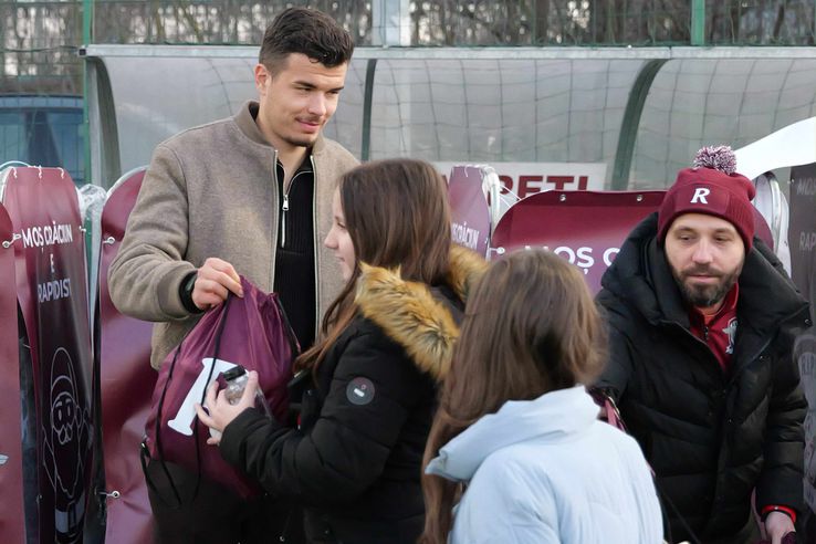 Cristi Ignat a oferit cadouri copiilor din Academia Rapidului // foto: Andrei Furnigă (GSP)