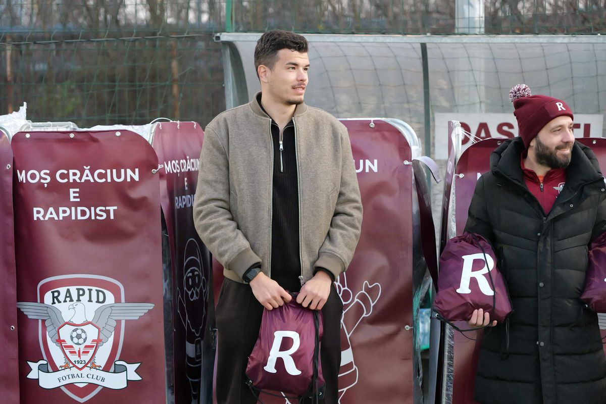 Jucătorul Rapidului a intrat în rolul de Moș Crăciun pentru copiii din Academie » Care a fost cel mai râvnit accesoriu