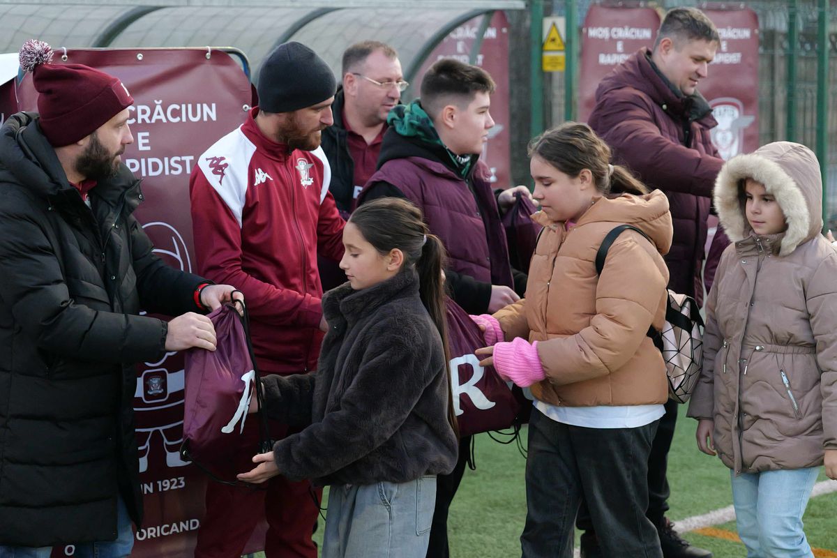 Jucătorul Rapidului a intrat în rolul de Moș Crăciun pentru copiii din Academie » Care a fost cel mai râvnit accesoriu