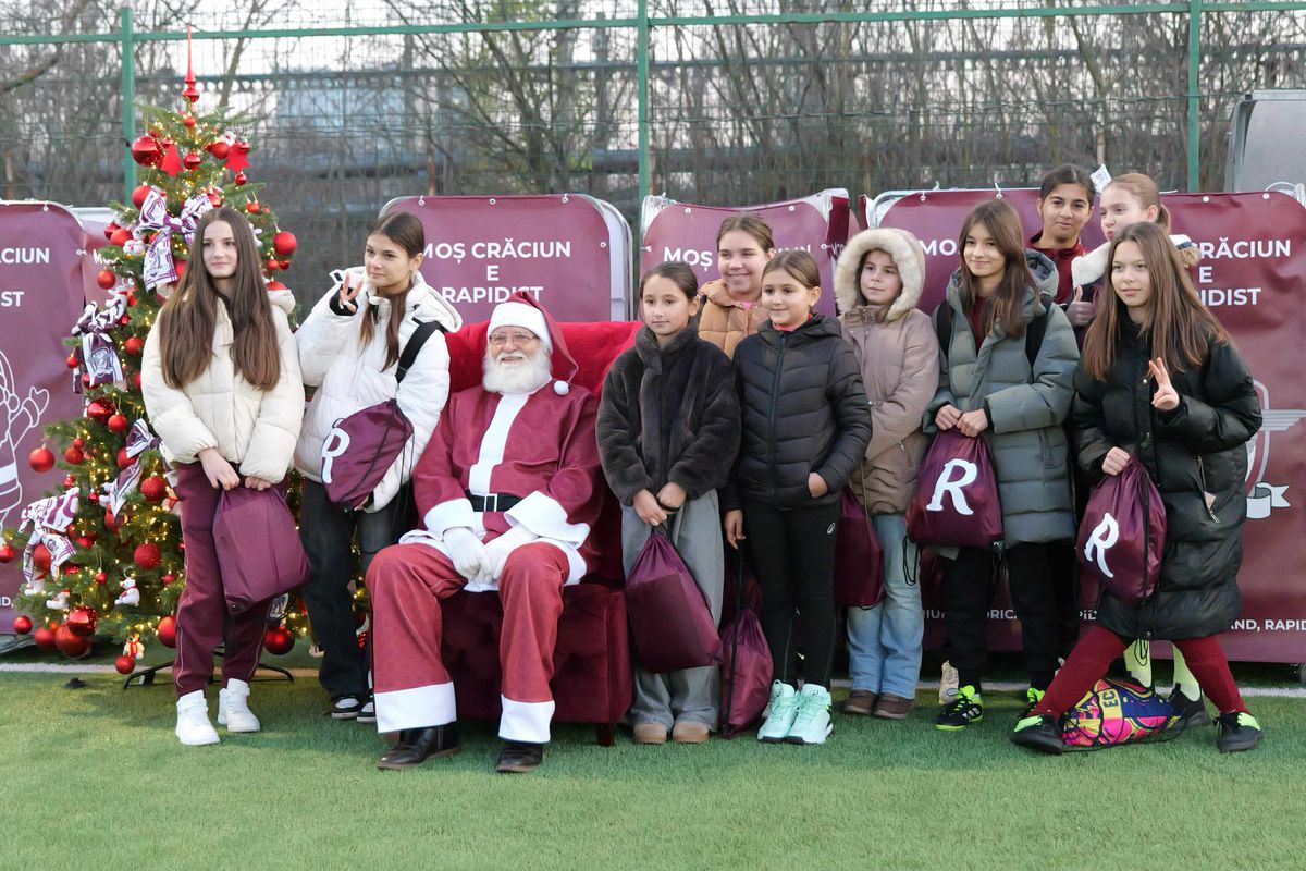 Jucătorul Rapidului a intrat în rolul de Moș Crăciun pentru copiii din Academie » Care a fost cel mai râvnit accesoriu