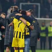 Marios Iliopoulos, sărbătorind victoria cu jucătorii lui AEK // foto: Imago Images