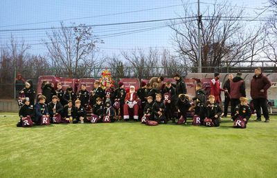 Jucătorul Rapidului a intrat în rolul de Moș Crăciun pentru copiii din Academie » Care a fost cel mai râvnit accesoriu