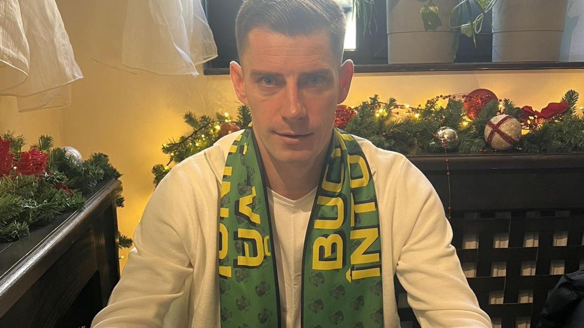 Valentin Lazăr antrenor la Voința Crevedia discutând cu jucătorii pe teren, începutul carierei de antrenor după carieră fotbalistă. | sursa foto: Gazeta Sporturilor Valentin Lazăr antrenor la Voința Crevedia discutând cu jucătorii pe teren, începutul carierei de antrenor după carieră fotbalistă. | sursa foto: Gazeta Sporturilor