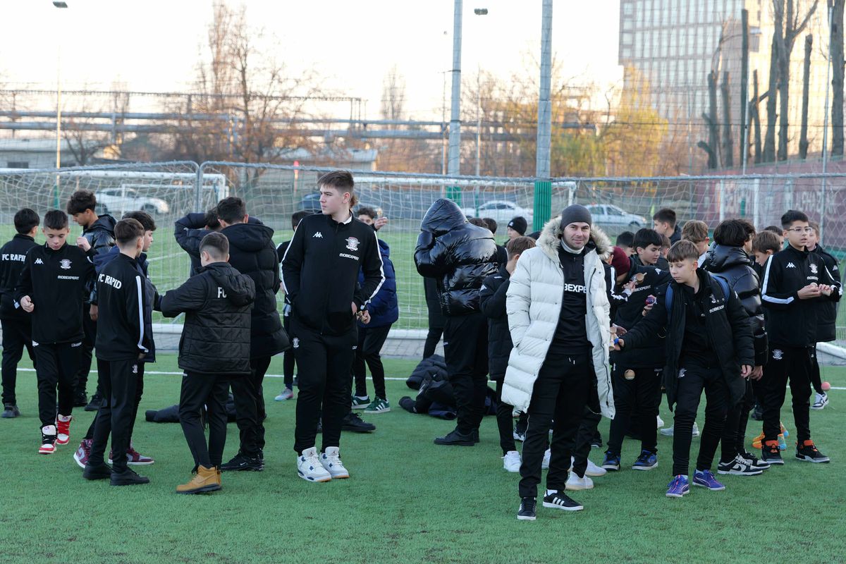 Jucătorul Rapidului a intrat în rolul de Moș Crăciun pentru copiii din Academie » Care a fost cel mai râvnit accesoriu