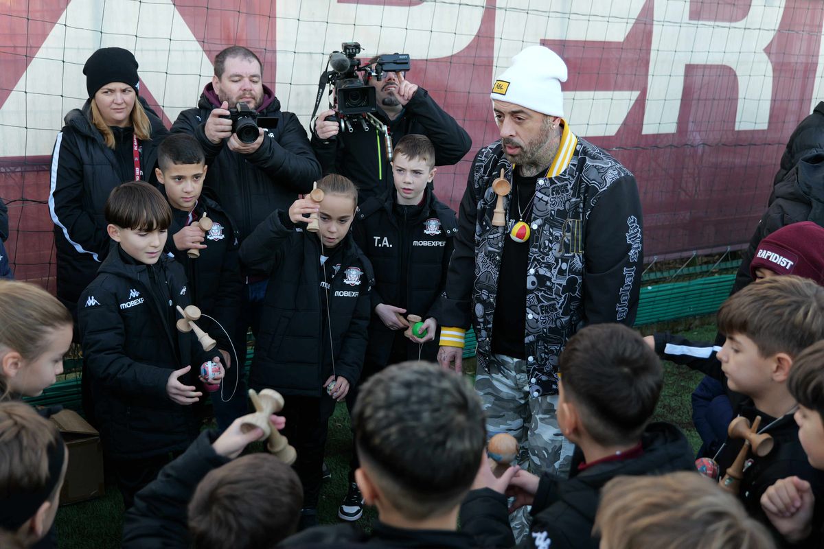 Jucătorul Rapidului a intrat în rolul de Moș Crăciun pentru copiii din Academie » Care a fost cel mai râvnit accesoriu