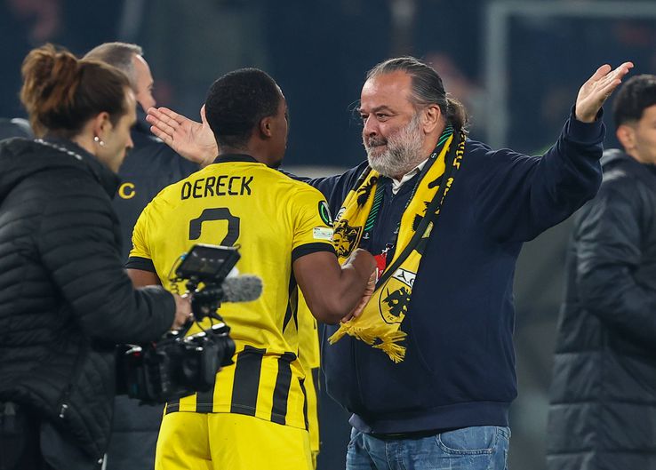 Marios Iliopoulos, sărbătorind victoria cu jucătorii lui AEK // foto: Imago Images