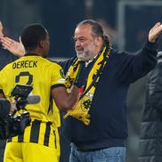 Marios Iliopoulos, sărbătorind victoria cu jucătorii lui AEK // foto: Imago Images