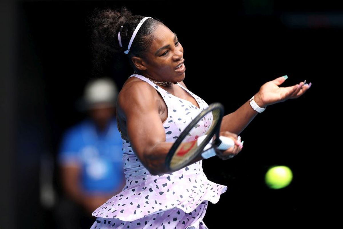 Serena Williams, victorie-blitz și o nouă modă la Australian Open: unghii false asortate cu rochia și pictate cu urși koala!