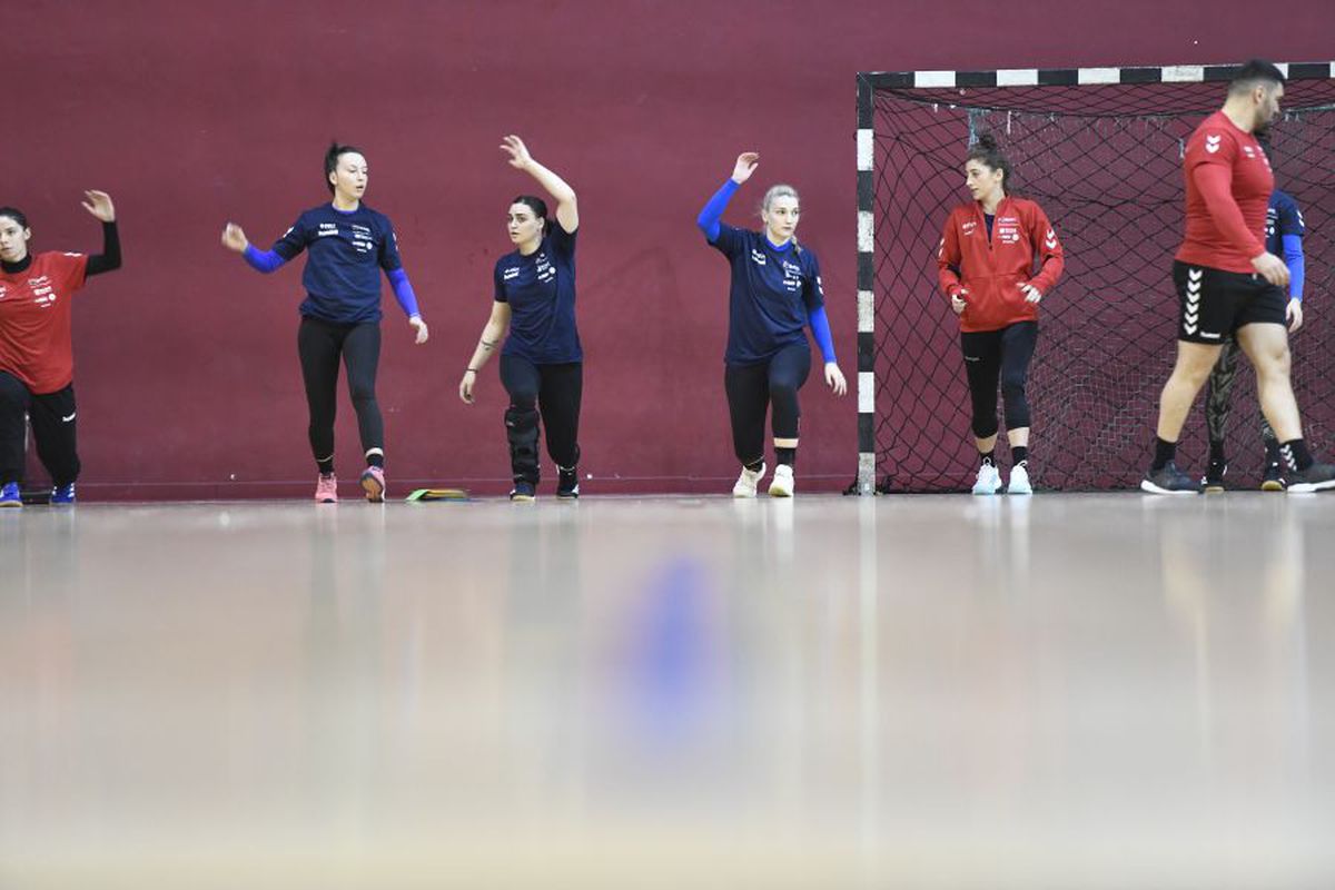 FOTO S-a reunit naționala feminină de handbal a României