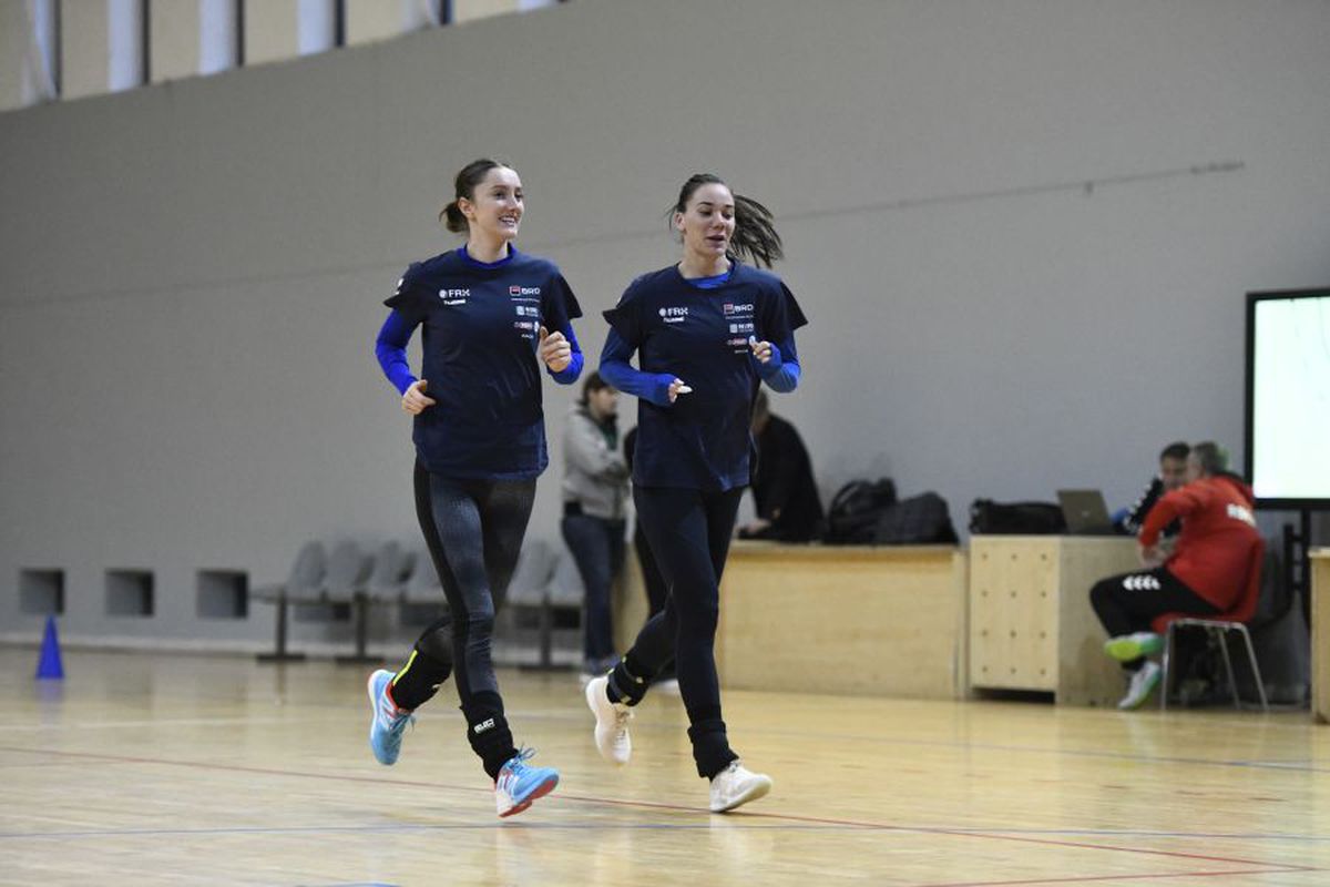 FOTO S-a reunit naționala feminină de handbal a României