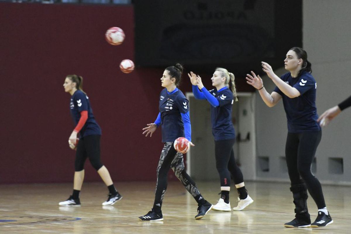 FOTO S-a reunit naționala feminină de handbal a României