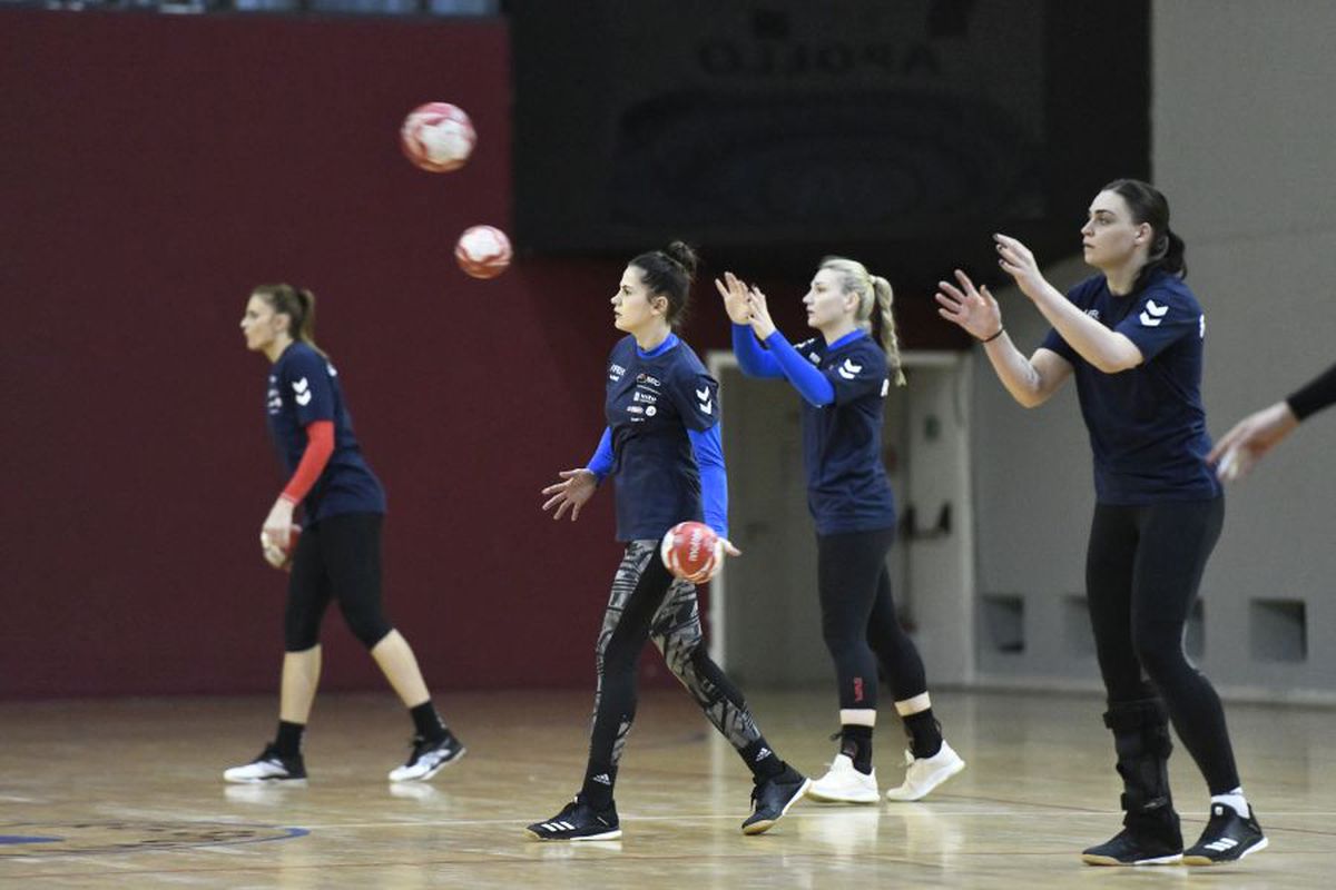 FOTO S-a reunit naționala feminină de handbal a României