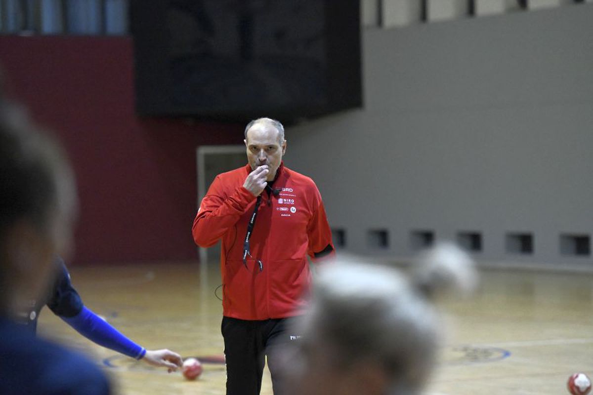 FOTO S-a reunit naționala feminină de handbal a României