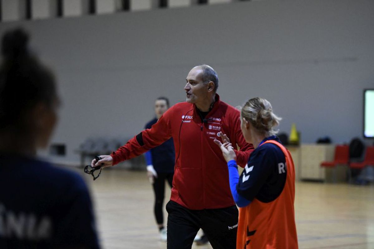 FOTO S-a reunit naționala feminină de handbal a României