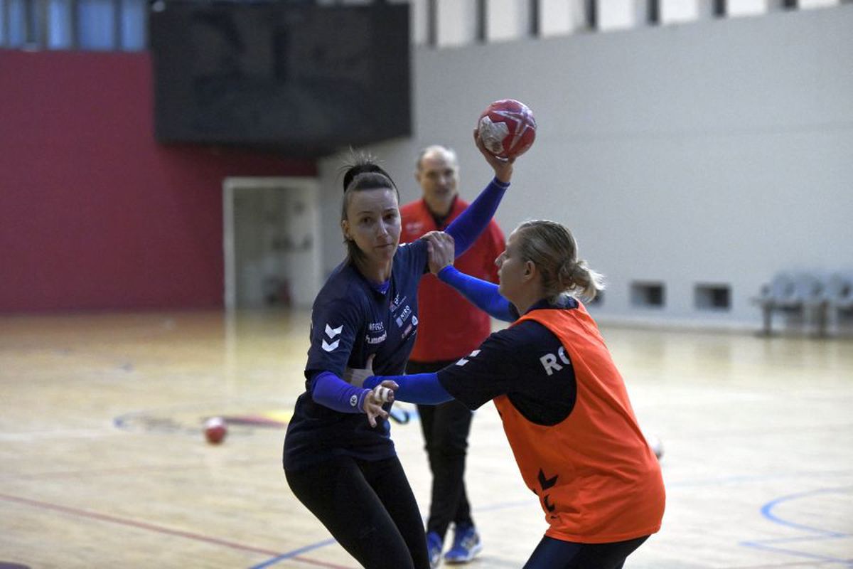 FOTO S-a reunit naționala feminină de handbal a României