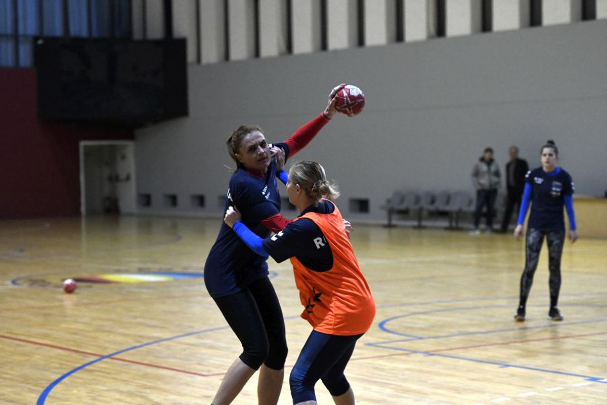 FOTO S-a reunit naționala feminină de handbal a României