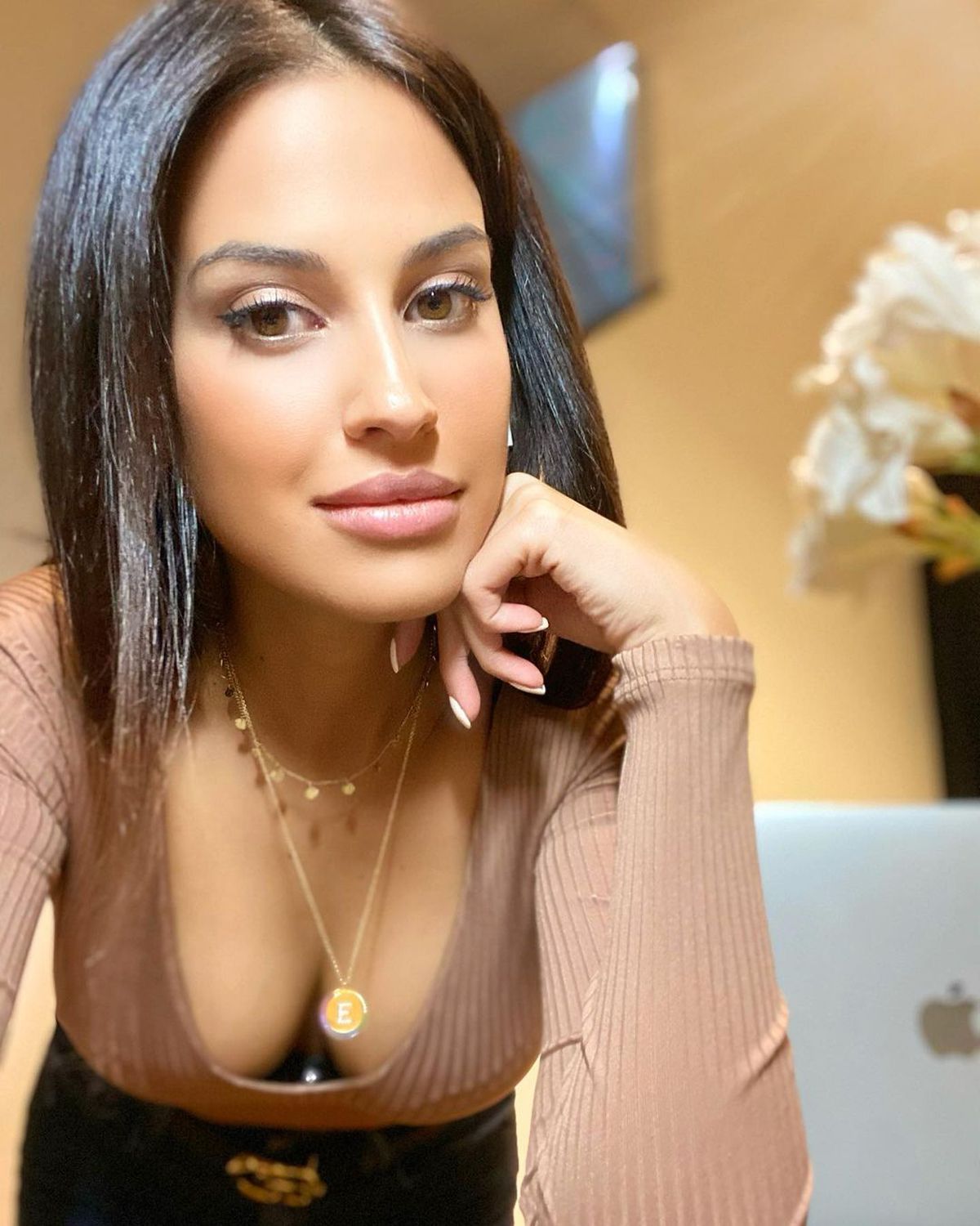 Vedeta meciului? » Noua prezentatoare a atras atenția cu o ținută îndrăzneață, provocând frenezie pe Instagram