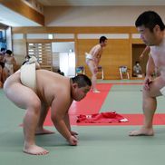 Kyuta Kumagai se antrenează alături de antrenorul său, Shinichi Taira, un fost sumo profesionist. // Foto: Reuters