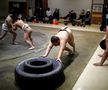 Exercițiu de antrenament: Kyuta împinge cauciucuri.  // Foto: Reuters