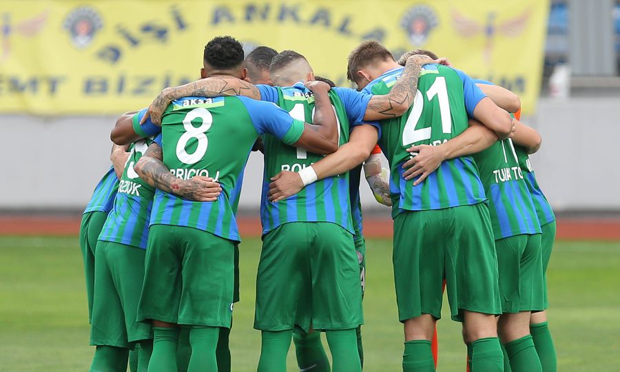 Jucătorii echipei Rizespor, noua formație a lui Marius Șumudică FOTO IMAGO Marius Șumudică exultă după victoria echipei sale cu Gaziantep: „I-am bătut din sufragerie”