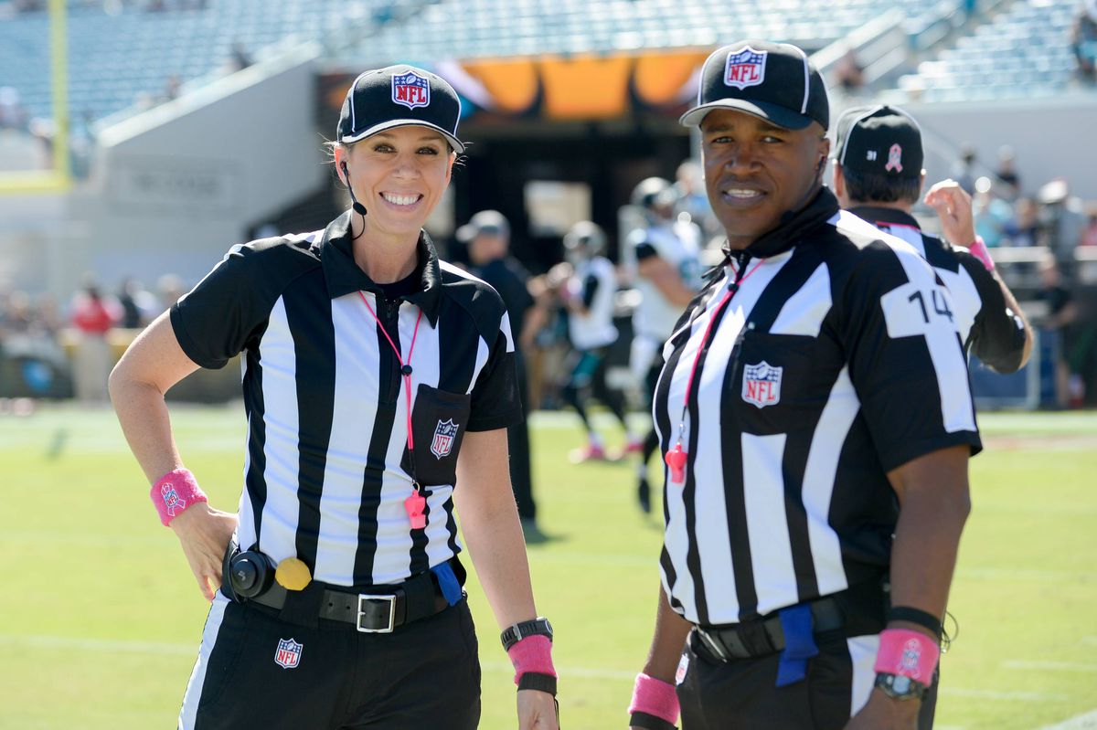 Premieră în fotbalul american » Cum arată prima femeie arbitru din istorie care va arbitra Super Bowl