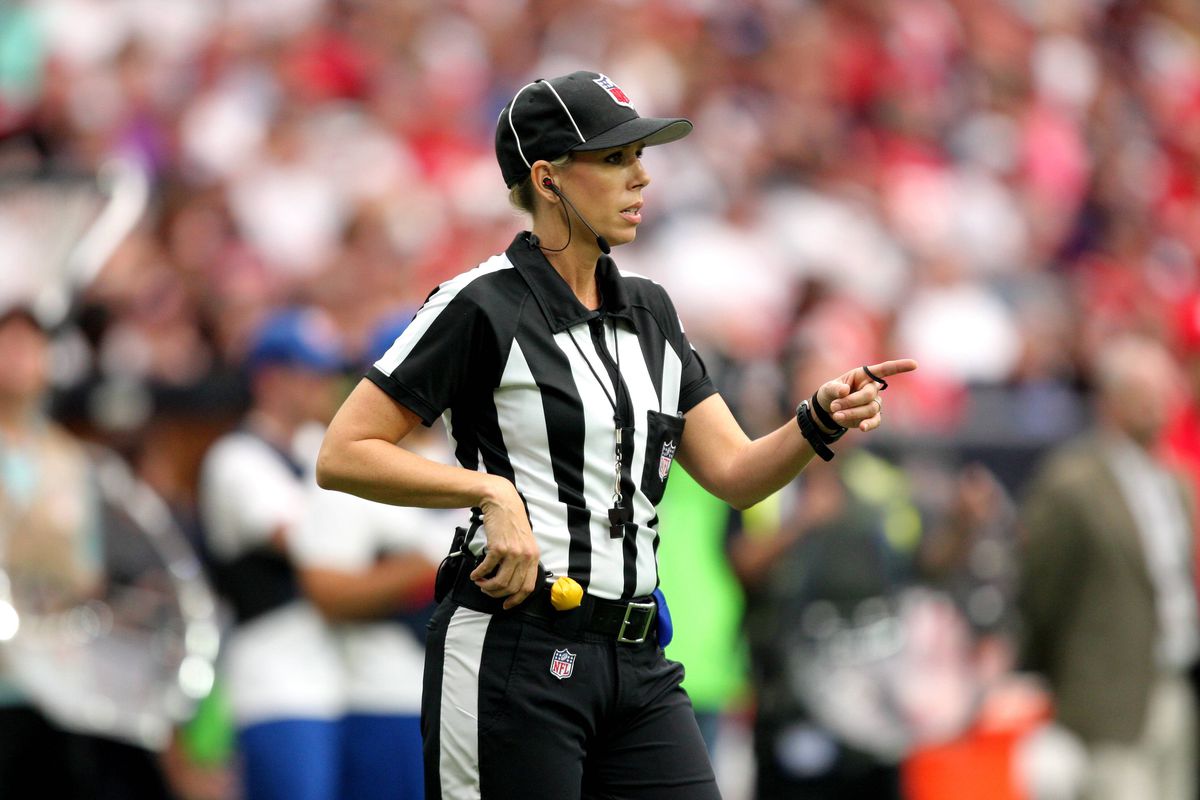 Premieră în fotbalul american » Cum arată prima femeie arbitru din istorie care va arbitra Super Bowl