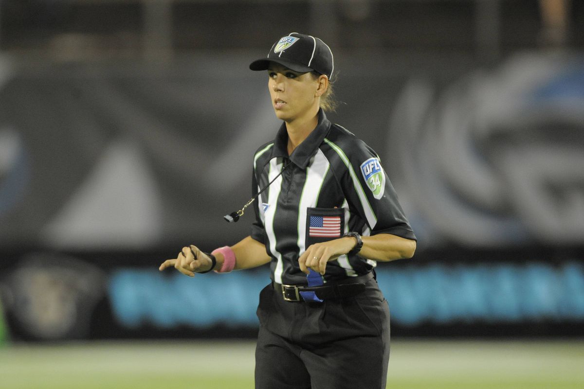 Premieră în fotbalul american » Cum arată prima femeie arbitru din istorie care va arbitra Super Bowl