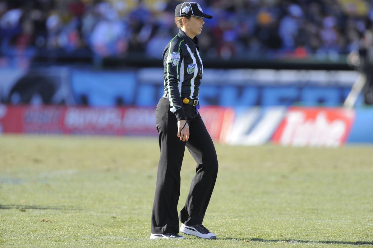 Premieră în fotbalul american » Cum arată prima femeie arbitru din istorie care va arbitra Super Bowl