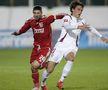 Alexandru Dobroiu, în tricoul Rapidului, într-un duel cu Frăsineanu // foto: Arhivă GSP