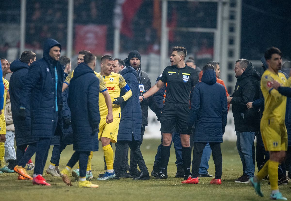Ce nu s-a văzut la TV după Petrolul - Dinamo » Scandal pe teren, au fost la un pas de bătaie