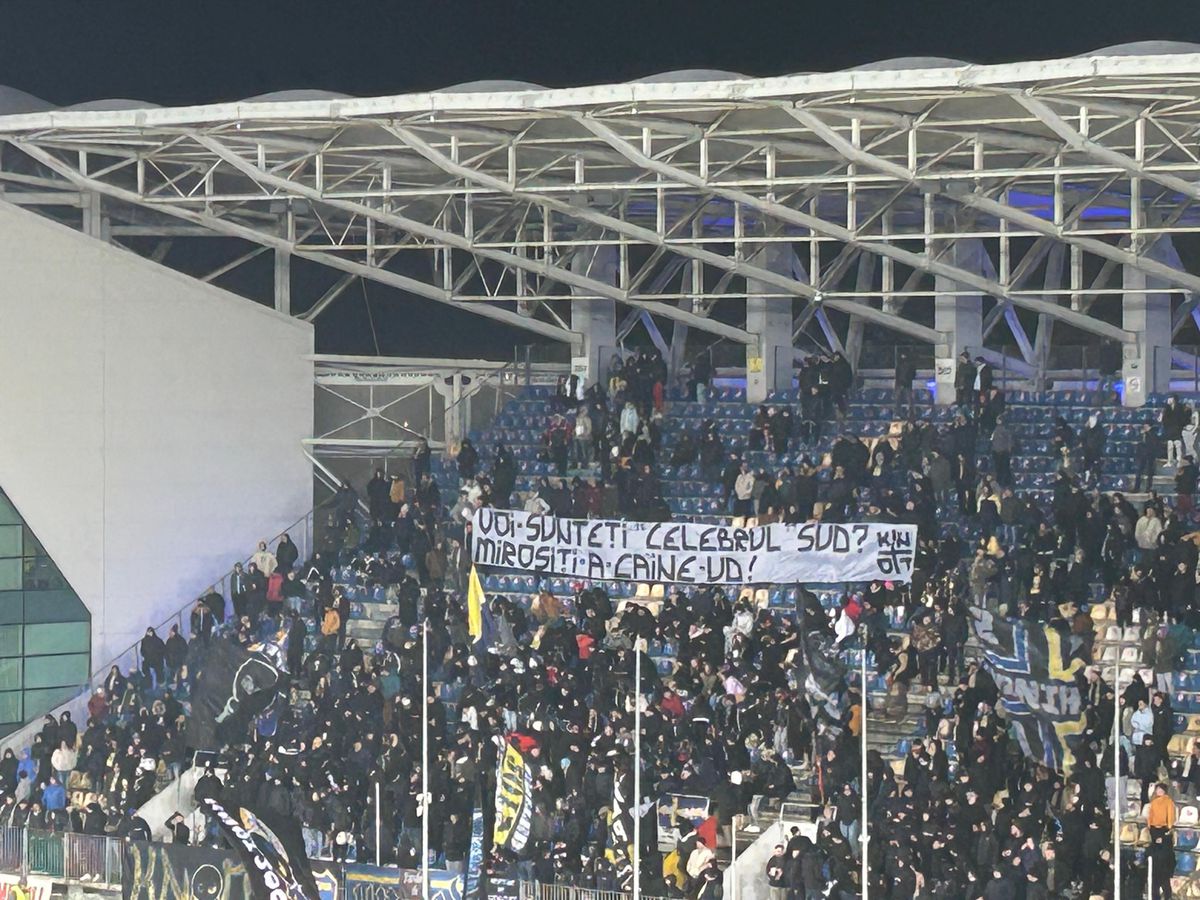 Derby în tribune! » Mesajele afișate de suporteri în meciul Petrolul - Dinamo