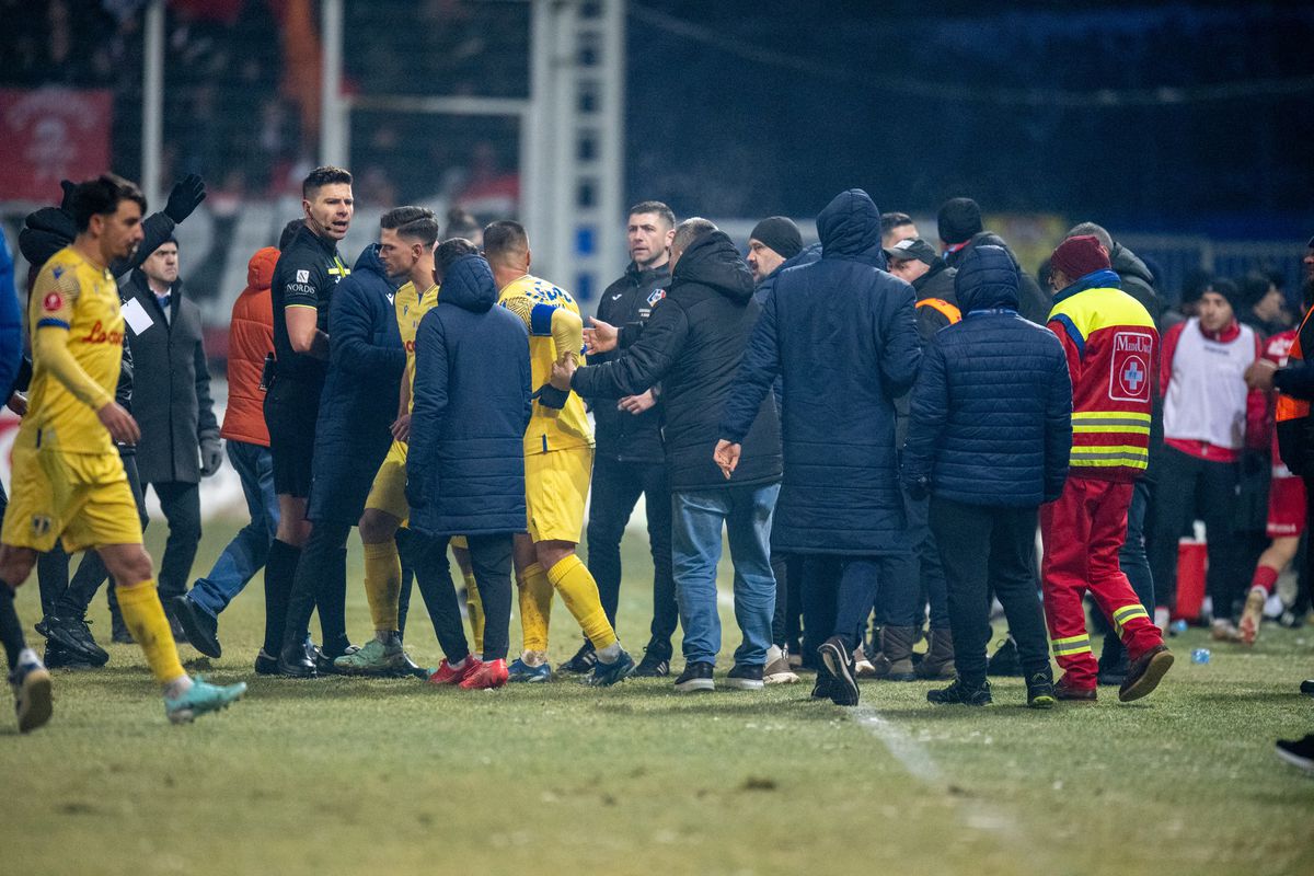 Ce nu s-a văzut la TV după Petrolul - Dinamo » Scandal pe teren, au fost la un pas de bătaie