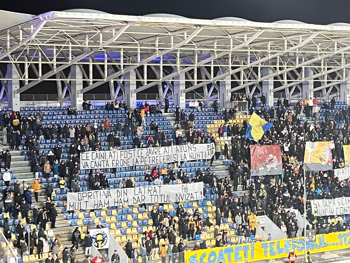 Derby în tribune! » Mesajele afișate de suporteri în meciul Petrolul - Dinamo
