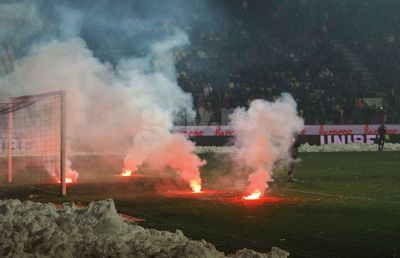 Imagini fabuloase surprinse de fotoreporterul GSP » Război pirotehnic la Petrolul - Dinamo: meciul a fost întrerupt