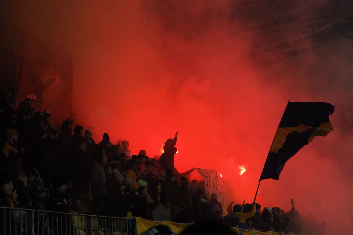 Derby în tribune! » Mesajele afișate de suporteri în meciul Petrolul - Dinamo