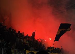 Derby în tribune! » Mesajele afișate de suporteri în meciul Petrolul - Dinamo