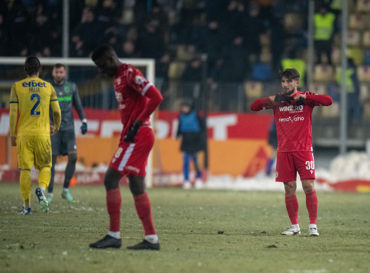 Ce nu s-a văzut la TV după Petrolul - Dinamo » Scandal pe teren, au fost la un pas de bătaie