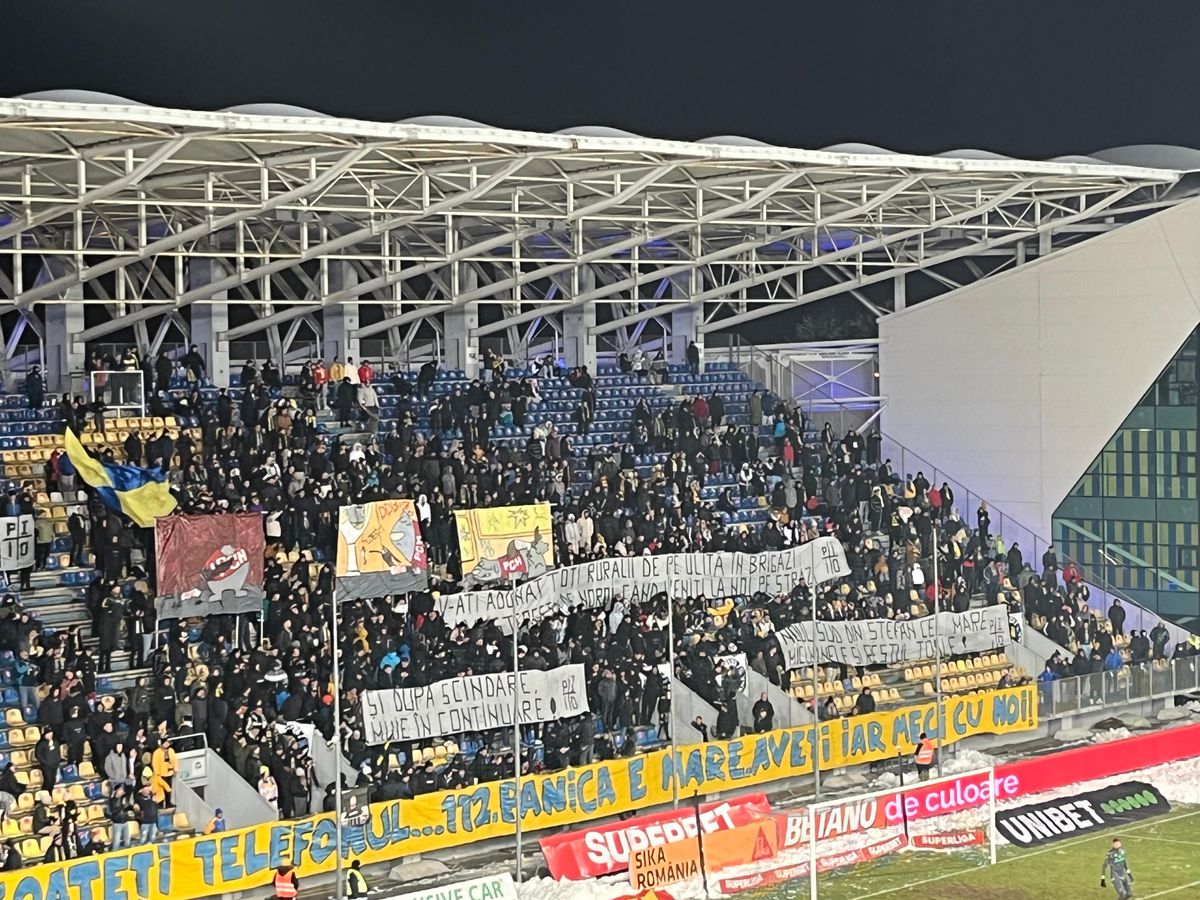 Derby în tribune! » Mesajele afișate de suporteri în meciul Petrolul - Dinamo