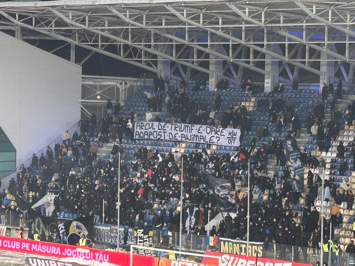 Derby în tribune! » Mesajele afișate de suporteri în meciul Petrolul - Dinamo