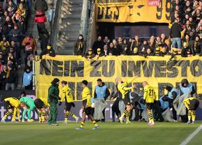 Meci din Bundesliga, întrerupt dintr-un motiv neobișnuit » Un jucător al lui Dortmund, lovit în cap de propriii fani! + Pentru ce protestau suporterii