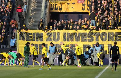 Meci din Bundesliga, întrerupt dintr-un motiv neobișnuit » Un jucător al lui Dortmund, lovit în cap de propriii fani! + Pentru ce protestau suporterii