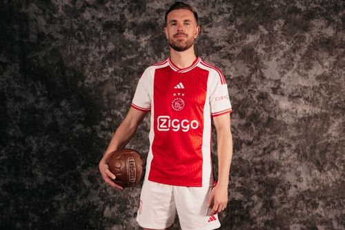 Jordan Henderson, la prezentarea oficială în tricoul lui Ajax Amsterdam / Foto: 
AFC Ajax, X (Twitter)