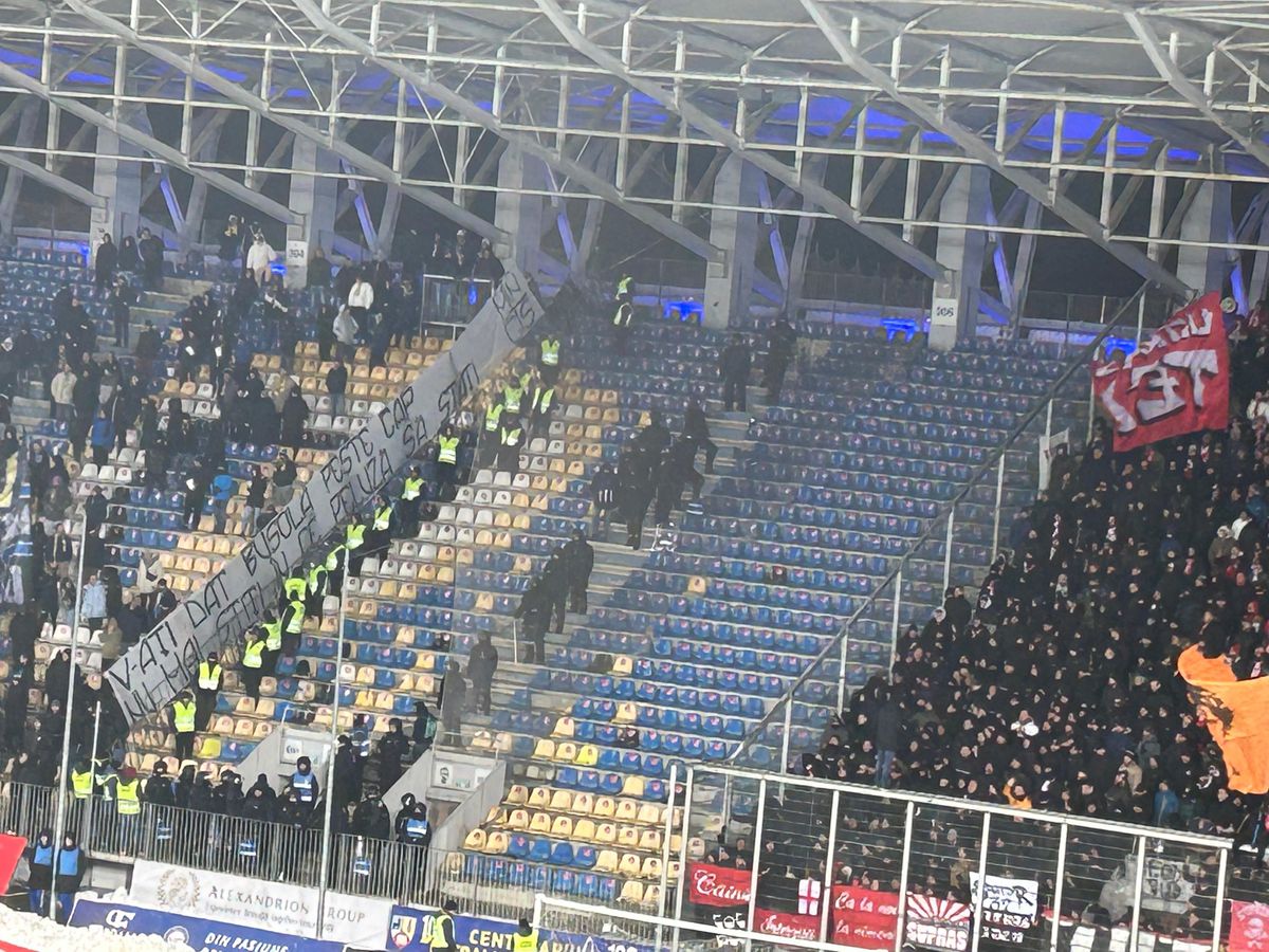 Derby în tribune! » Mesajele afișate de suporteri în meciul Petrolul - Dinamo