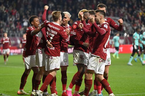 Clinton N'Jie (primul de la stânga la dreapta), foto: Imago Images