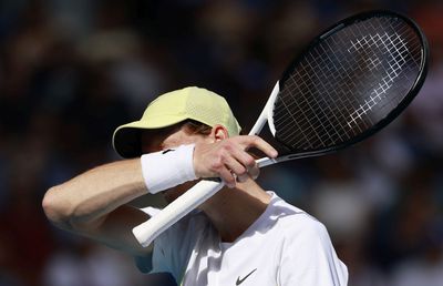 Scene înspăimântătoare cu Jannik Sinner: nu s-a mai putut stăpâni și a acuzat că nu mai poate mișca fața + Punct uluitor câștigat în setul 3