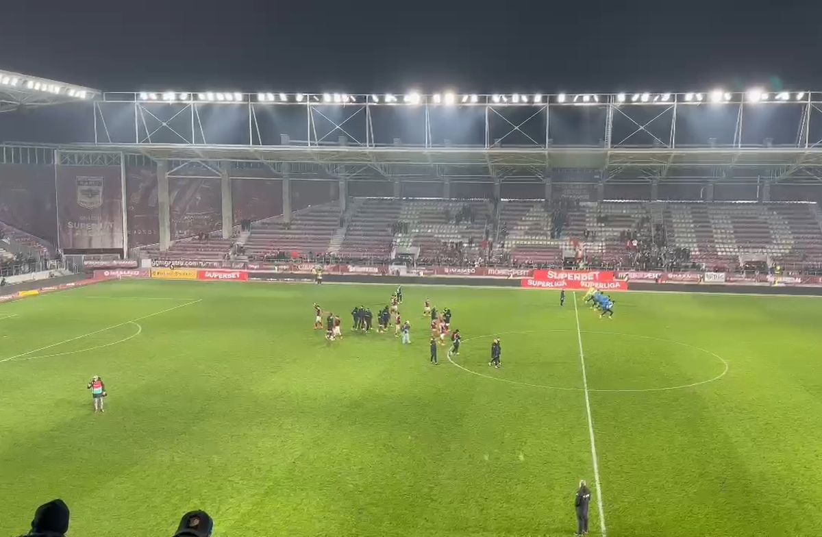 Imagini de la finalul meciului Rapid - Poli Iași