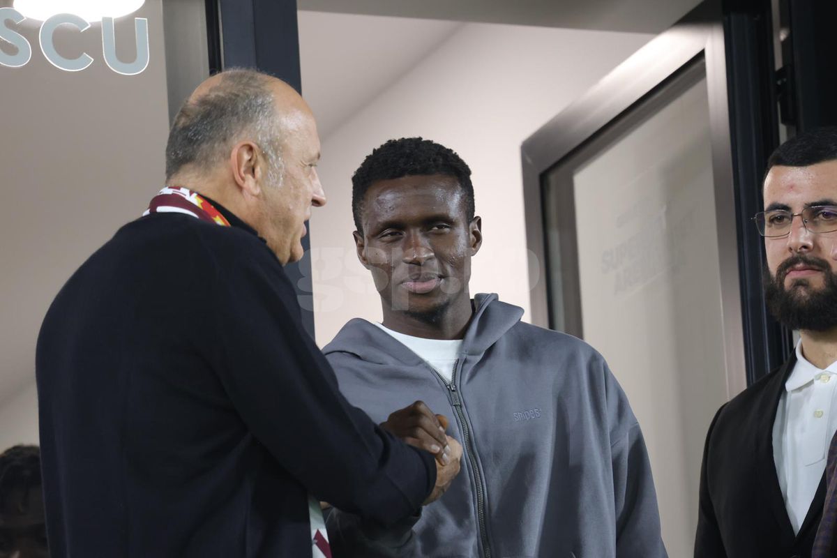 Ce făcea Aaron Boupendza în timpul meciului cu Poli Iași » Antrenorul și șefii Rapidului se contrează public din cauza lui