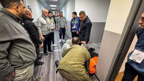Jose Mourinho așteaptă în picioare să vadă care-i starea agentului leșinat