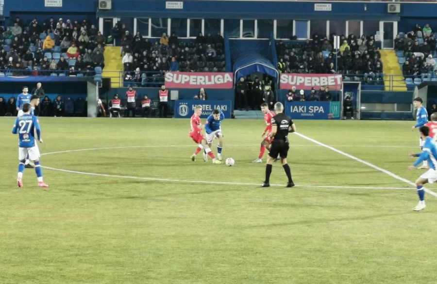 Ce nu s-a văzut la TV în Farul - UTA » Fotbalistul care i-a răspuns lui Hagi în timp ce mergea la vestiar! Nici „Regele” nu s-a abținut