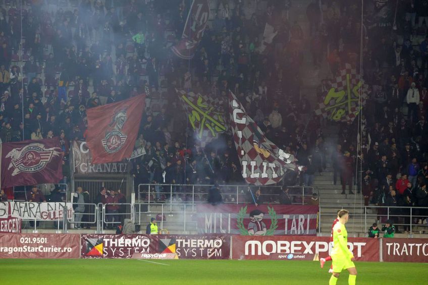 Peluza Nord Rapid a aruncat cu petarde în teren la meciul cu Poli Iași/ foto Ionuț Iordache (GSP)